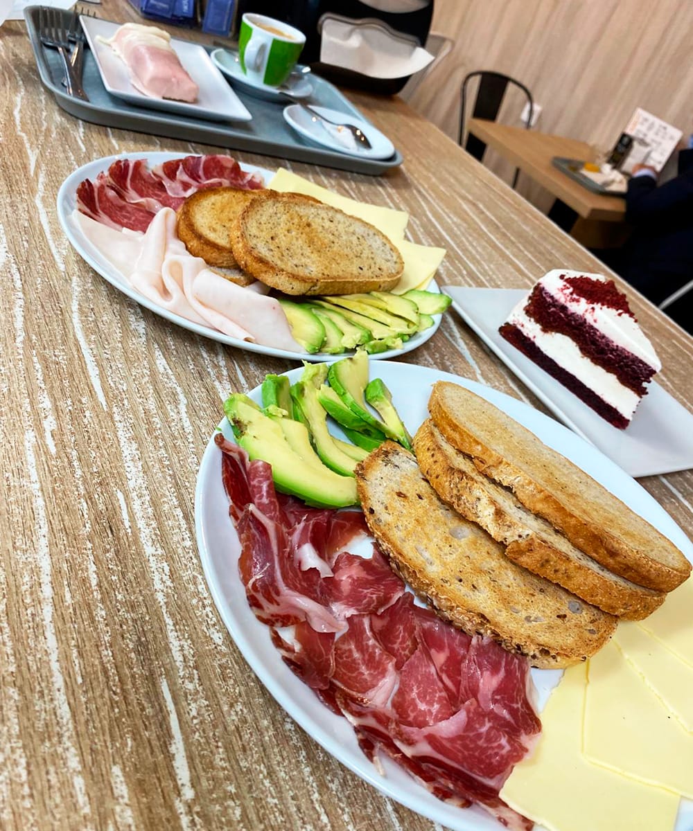 0_Gluten_Gal_14 desayuno sin gluten con tostada aguacate jamon y queso